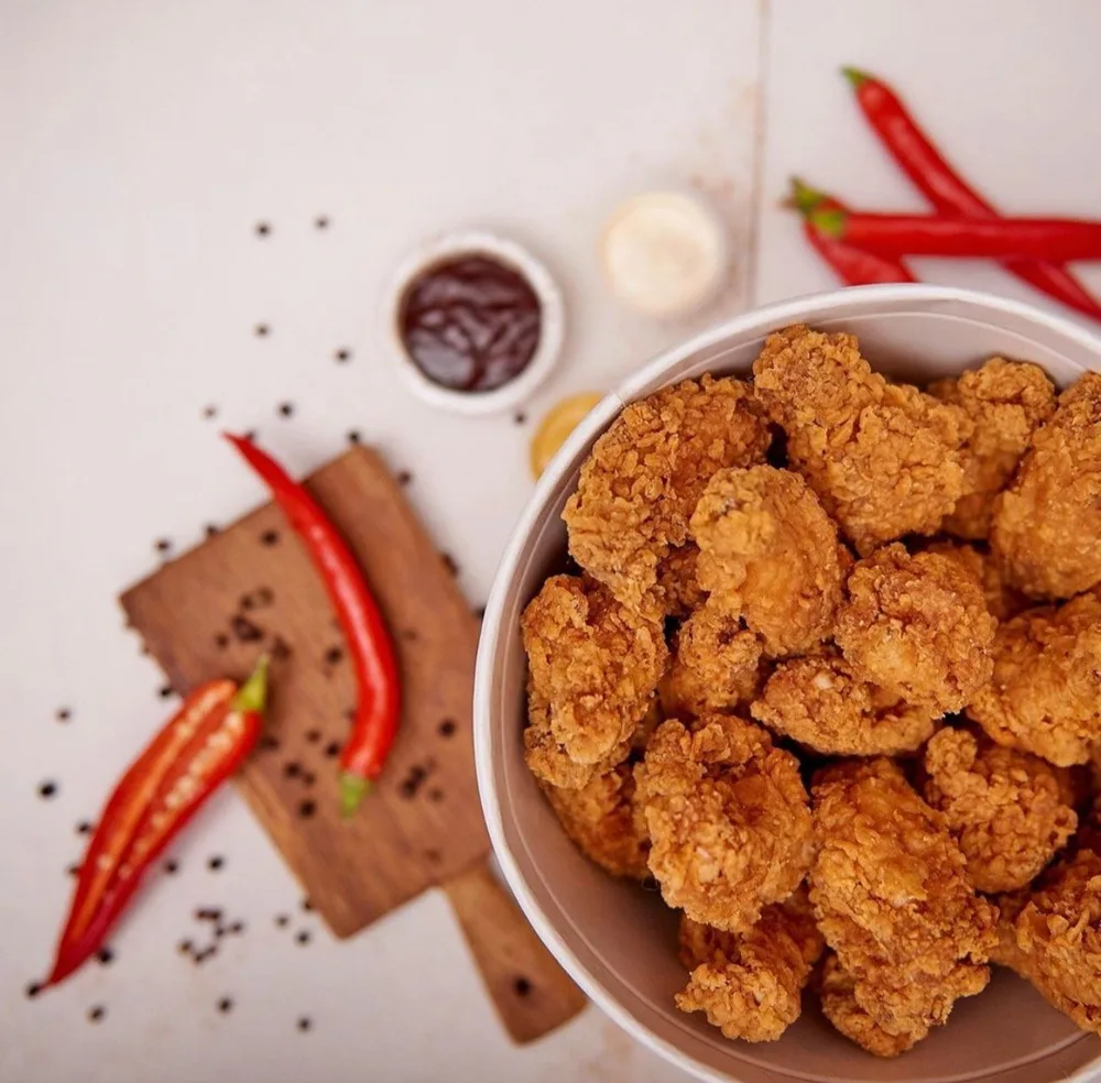 Kurczak KFC z papryczkami i sosami, zdjęcie z góry