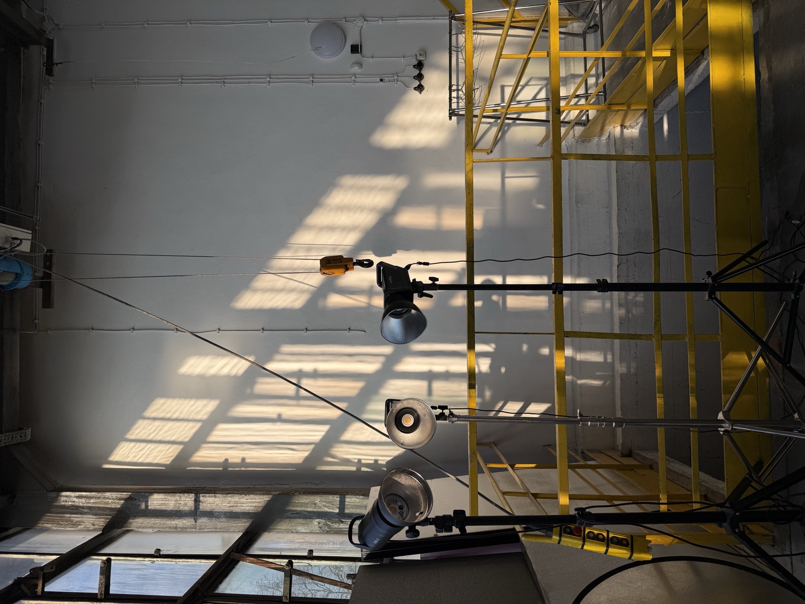Lampy na statywach w studiu H241