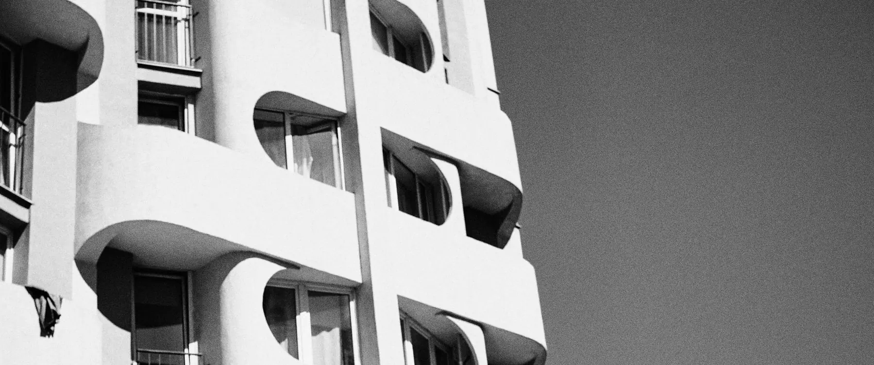 Balkony wieżowca osiedla Manhattan we Wrocławiu, czarno-biały