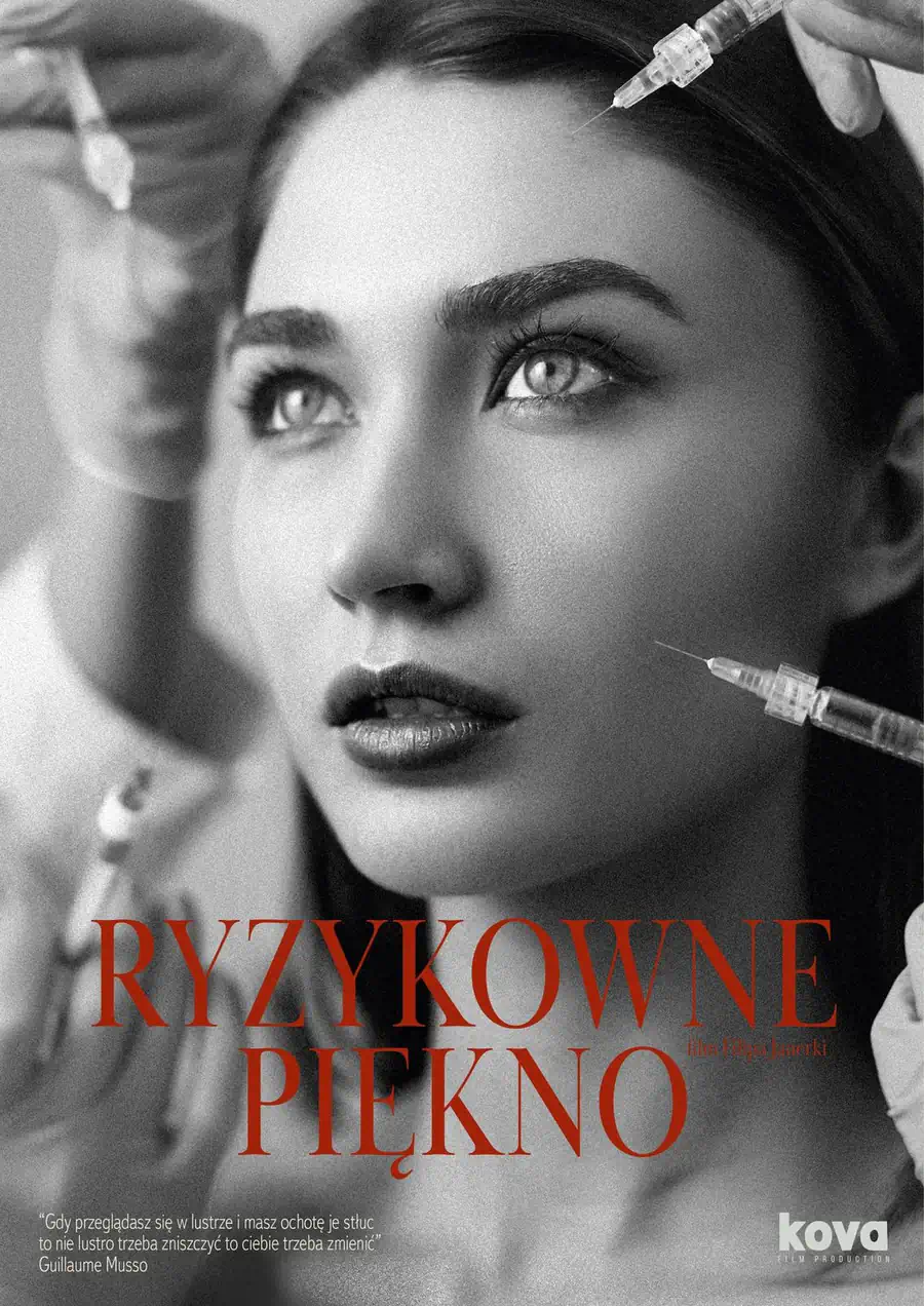 Plakat filmu Ryzykowne Piękno: twarz kobiety i strzykawki, czarno-biały