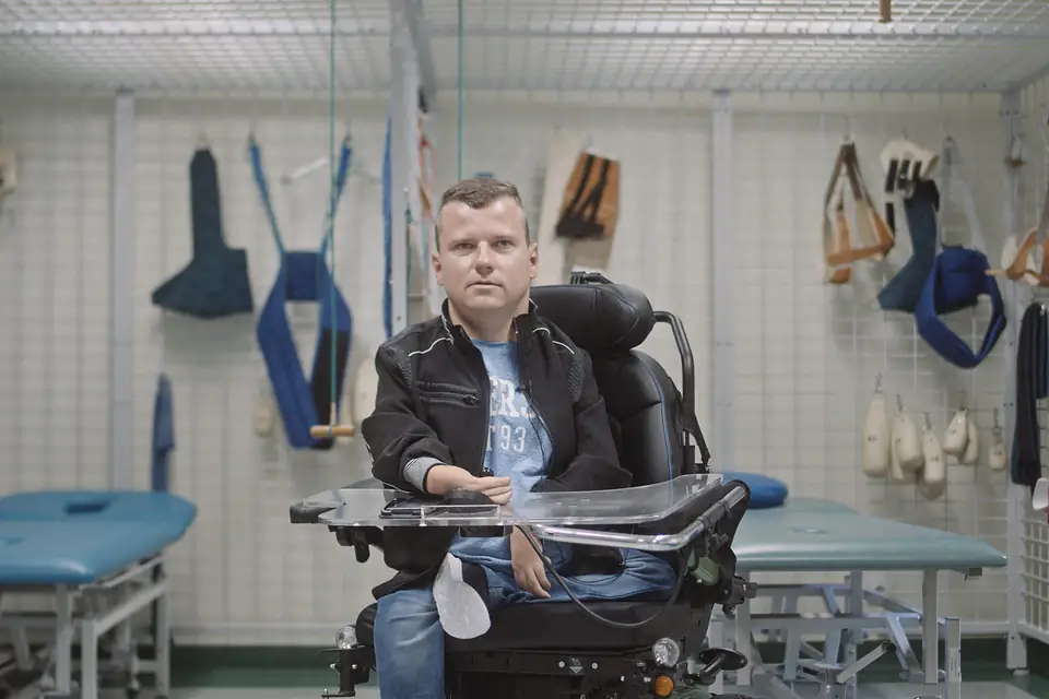 Szczęśliwa 8: bohater na wózku w sali rehabilitacji