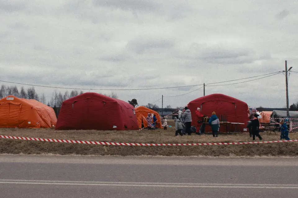 Two Weeks in Ukraine: czerwone namioty przy drodze