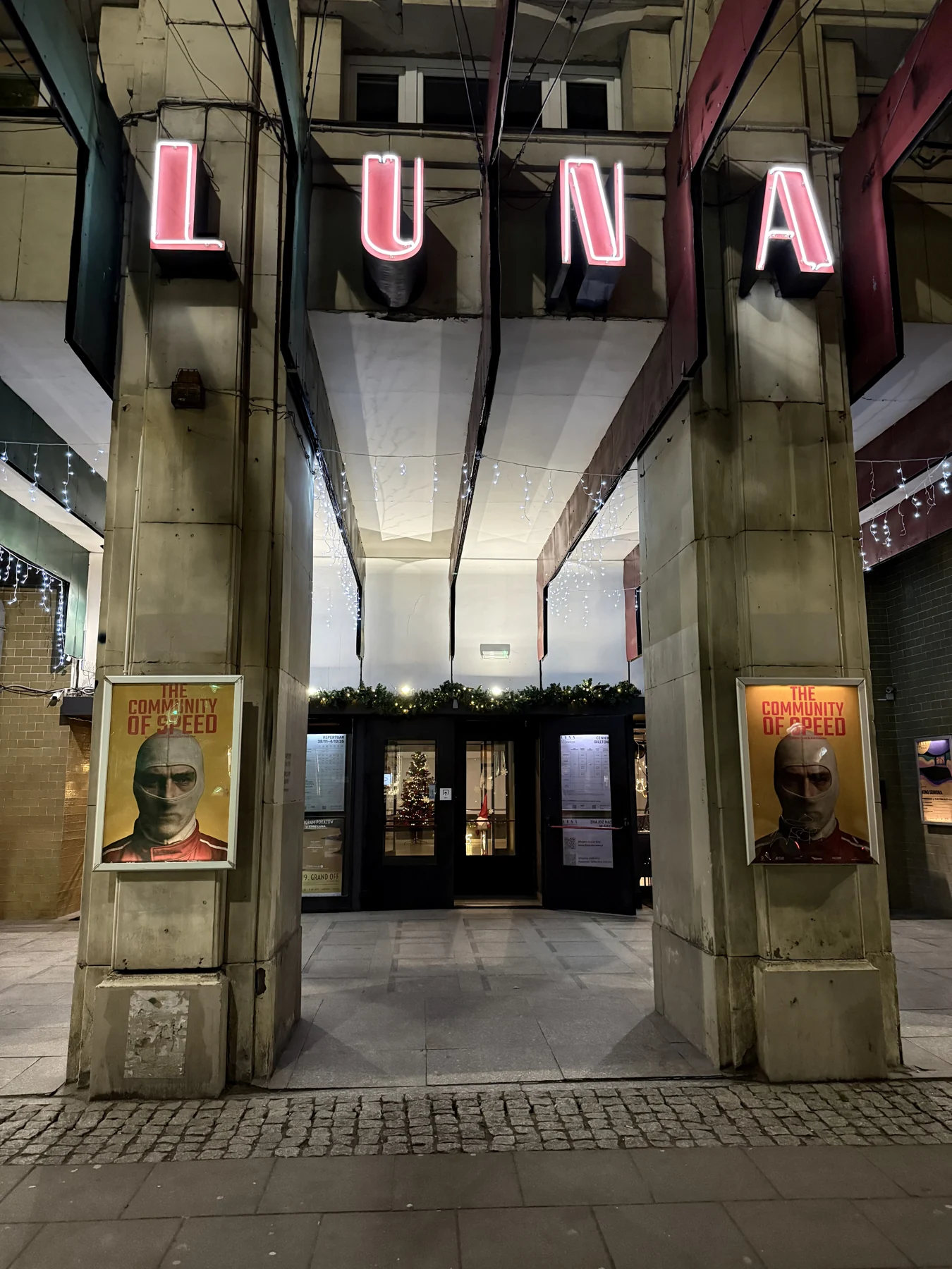 Wejście do Kina Luna wieczorem, przed premierą The Community of Speed