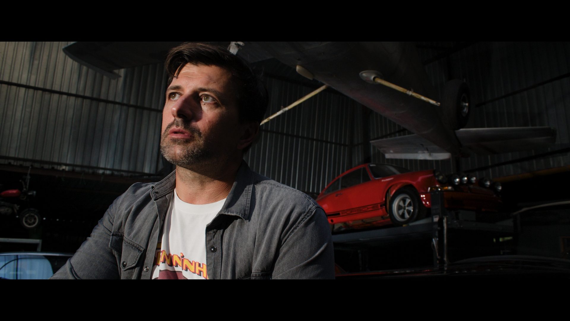 Bild aus The Community of Speed — ein Protagonist in seiner Werkstatt