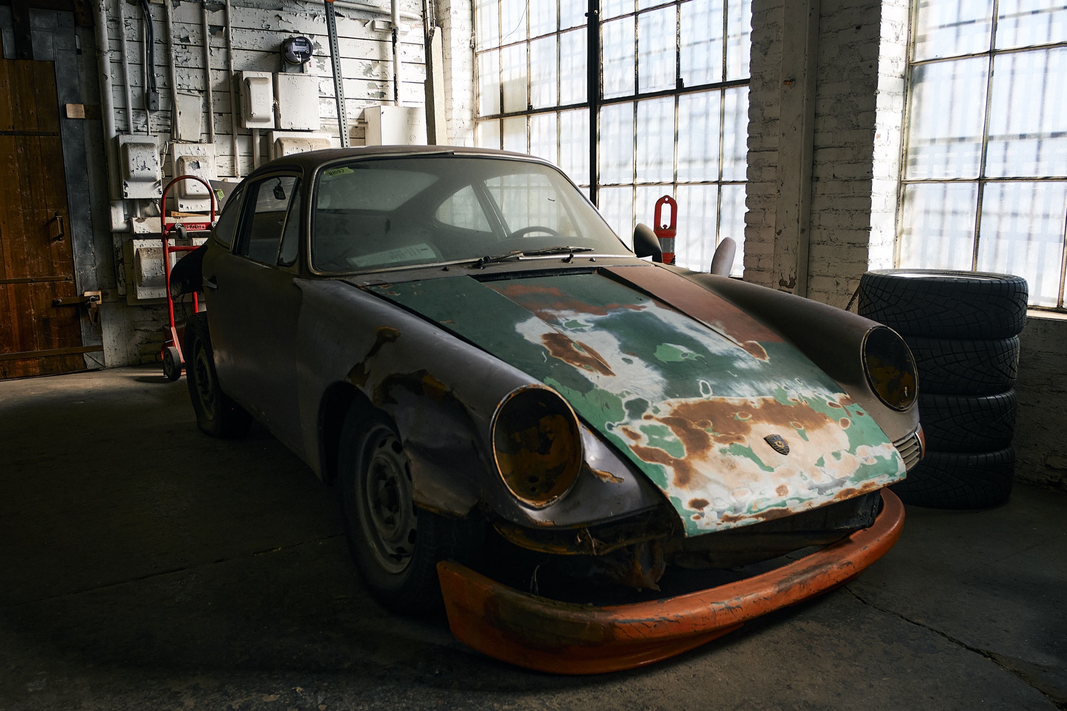 Porsche 911 w garażu Magnusa Walkera w Los Angeles — surowa patyna